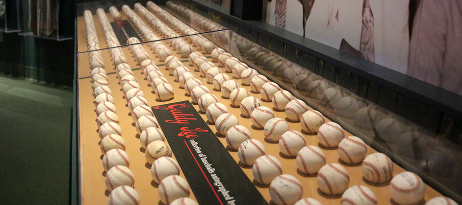 Negro Leagues Baseball Museum Pays Tribute