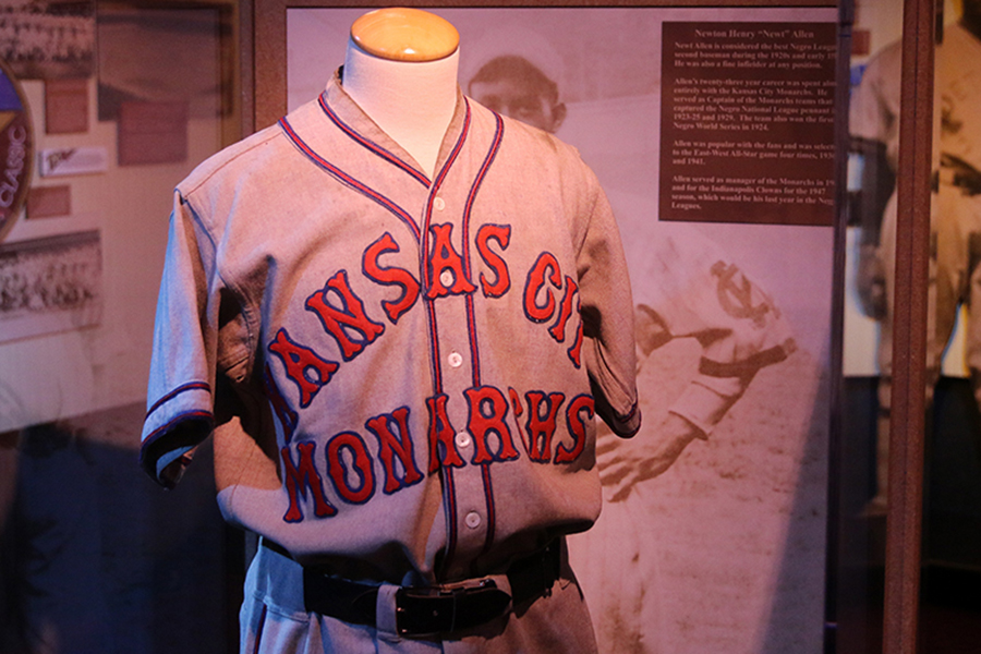 Negro Leagues Baseball Museum Pays Tribute