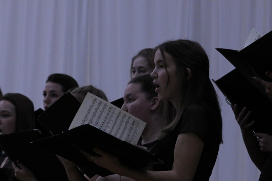 Junior Lilly Denney performs at the Christmas concert with Grand Choeur Dec. 11. 