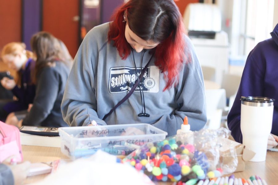 Junior Lexi Houston gives her full attention to her wooden heart during the maison period.