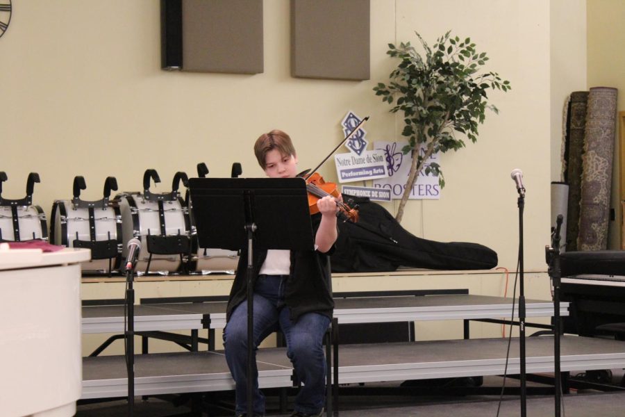 Sophomore Mel Laubscher plays "Rainbow Connections" on the violin. 