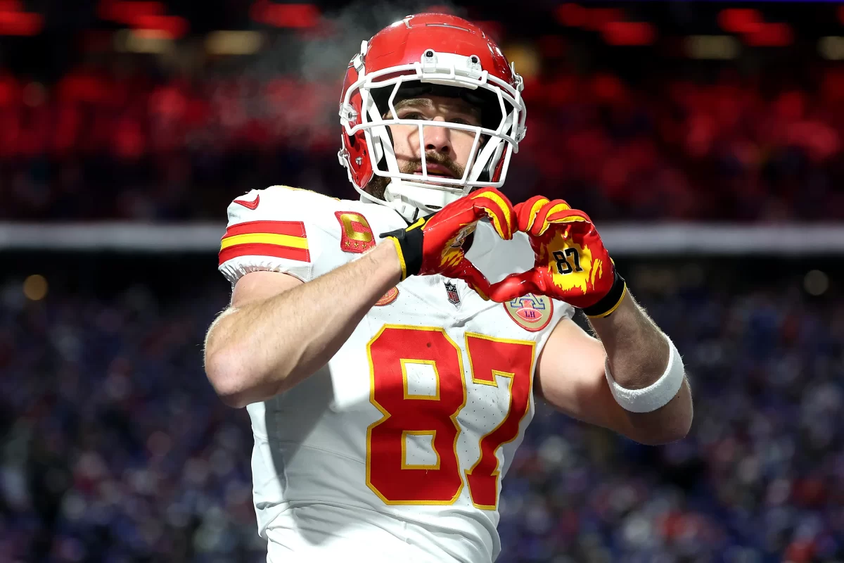 Celebrating his touchdown Chief's tight end Travis Kelce looks up to the suite where his girlfriend Taylor Swift is and sends her a sweet message.