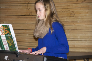 Freshman Meg Travis played a Christmas song for the crowd.