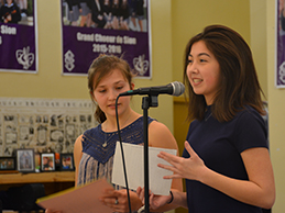 Seniors Zoé Trouvé and Maria Arroyo discuss their project before performances begin.