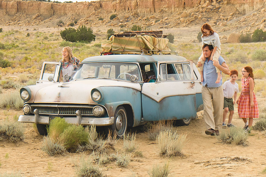 Woody Harrelson and Naomi Watts star as the Rex and Rose Mary, respectively, the eccentric parents of the Walls children in “The Glass Castle”.