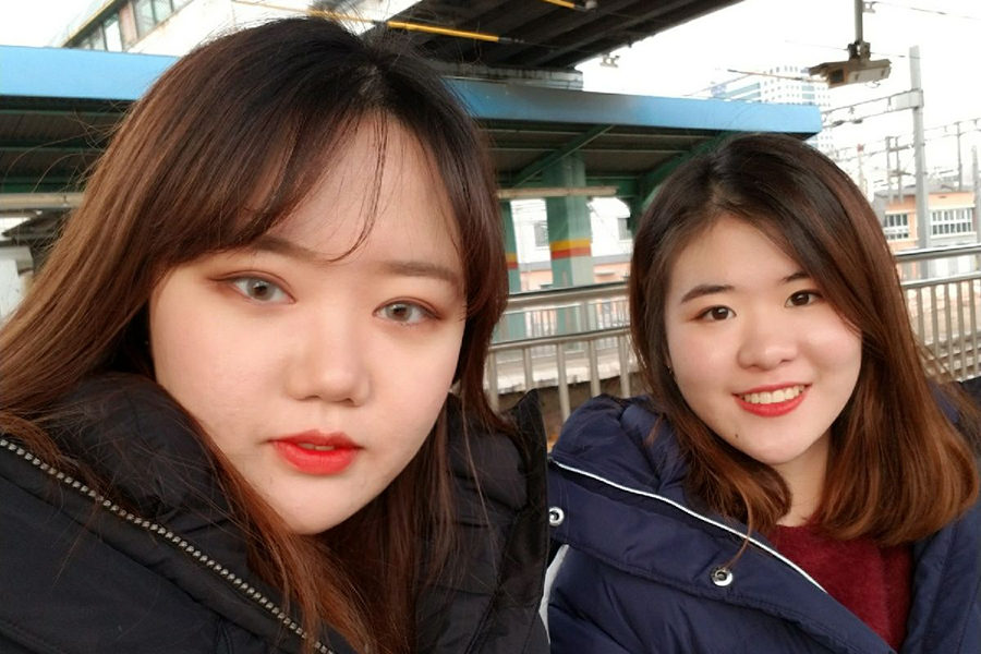 Seniors Su Hyun Park and Jiho Lee take a selfie while on their winter break overseas trip. 