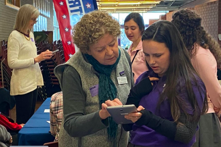 Senior Allie Dierks registers to vote with the assistance of the League of Women Voters Feb. 24 in the Grande Salle. 