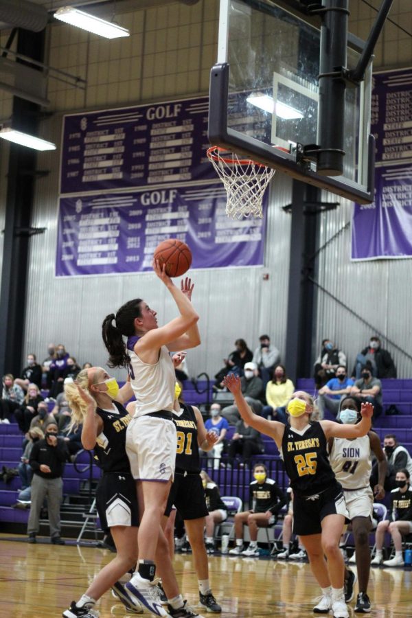 Senior Shannon Karlin sees an open shot and goes in for the layup. Guarded by Seniors Katherine Gibson, Madeline Gentry, and Claire Faulkner. 