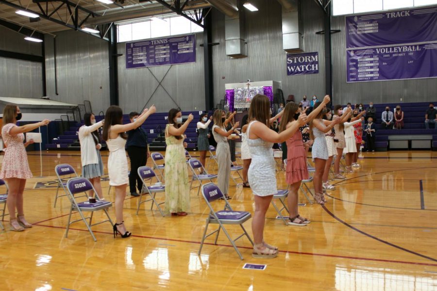 The senior class of 21' concludes the ring ceremony by singing the school song. 