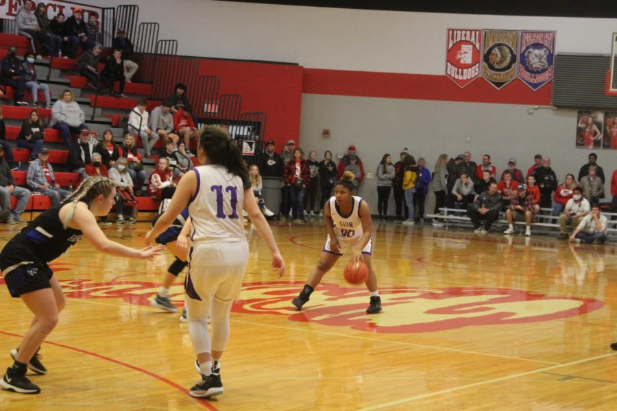 Freshman Terryn Ford dribbles the ball. 