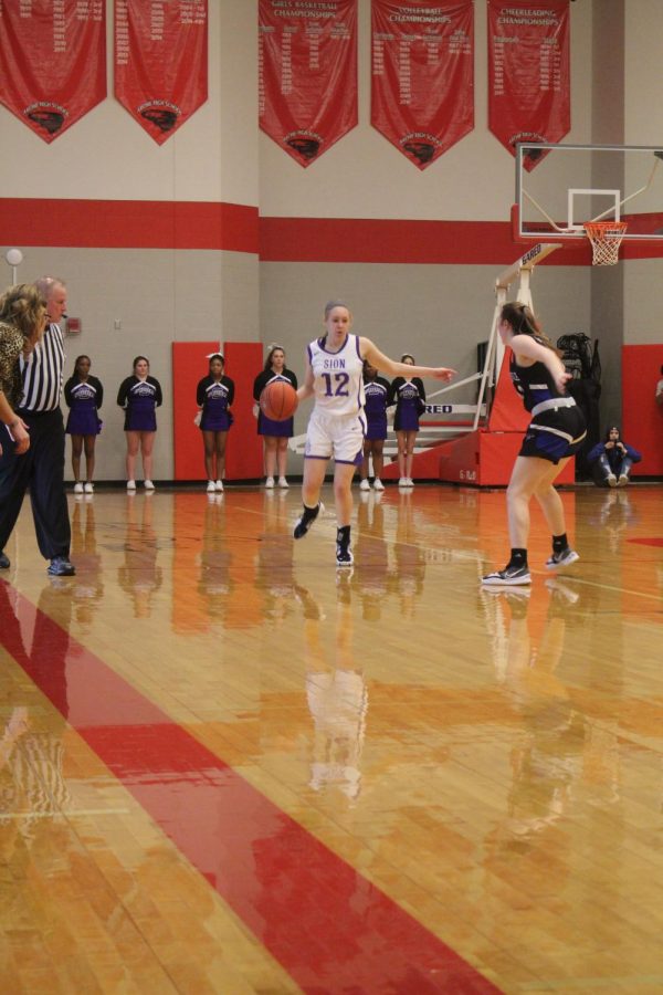 Junior Makayla Herbert dribbles the ball. 