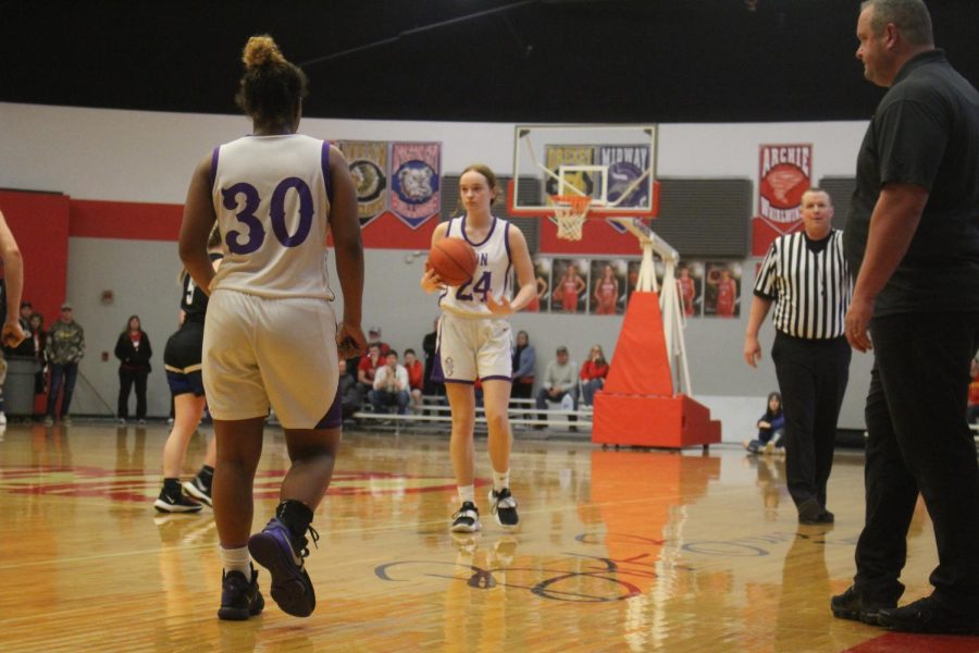 Sophomore Emerson Shelton holds the ball. 