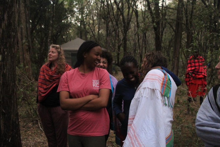 Before the traditional killing of the goat juniors Kosi Okuagu and Lucy Wittek talk with Kenyan student Sabina.